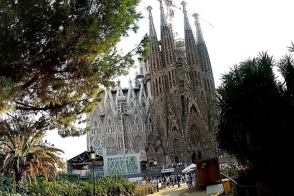 Landschaft und Sehenswürdigkeiten in Barcelona für Busreise Barcelona übers Wochenende – Route & Leistungen