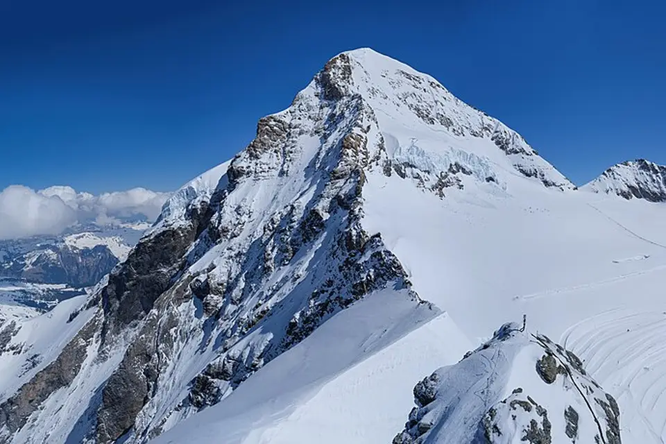 Stimmungsvolle Reiseansicht aus Berner Oberland für Busreise Berner Oberland mit Halbpension – Tipps zur Auswahl