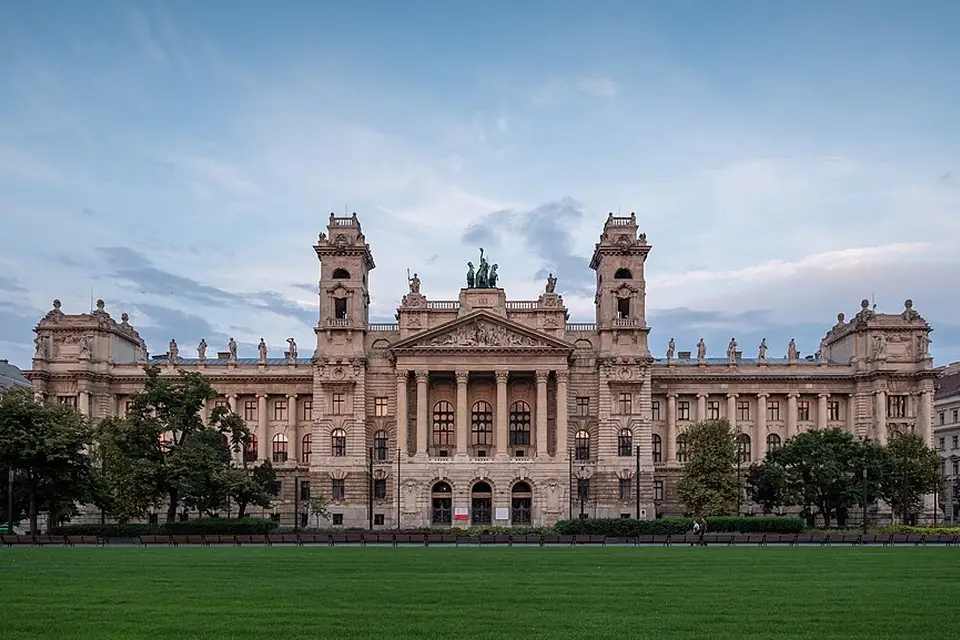 Stimmungsvolle Reiseansicht aus Budapest für Busreise Budapest ohne Nachtfahrt – Reisecheck