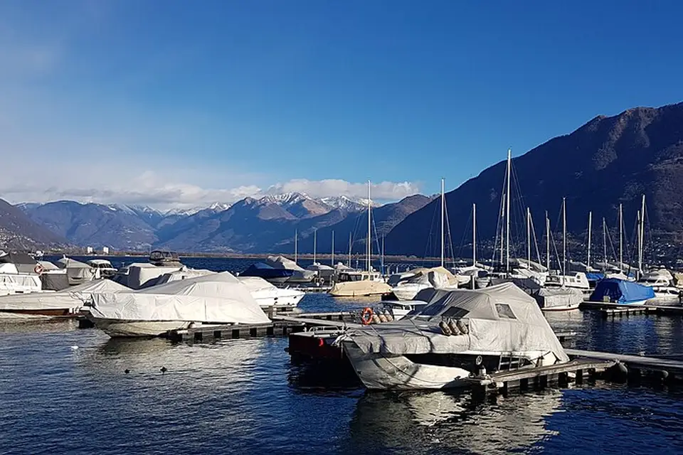 Authentischer Reisemoment in Tessin – passend zu Busreise Tessin im Winter – Reiseguide