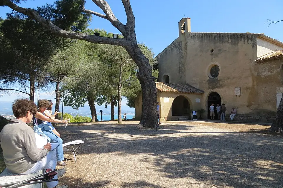 Stimmungsvolle Reiseansicht aus Côte d’Azur für Busreise Côte d’Azur mit Schifffahrt – Tipps zur Auswahl