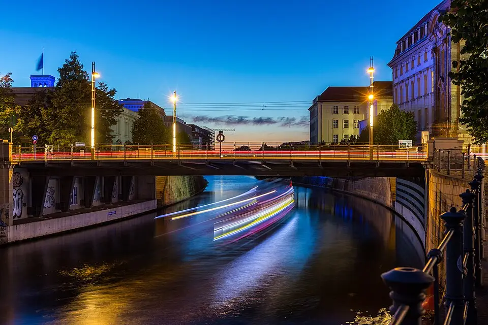 Authentischer Reisemoment in Berlin – passend zu Busreise Berlin ab Stuttgart – Route & Leistungen