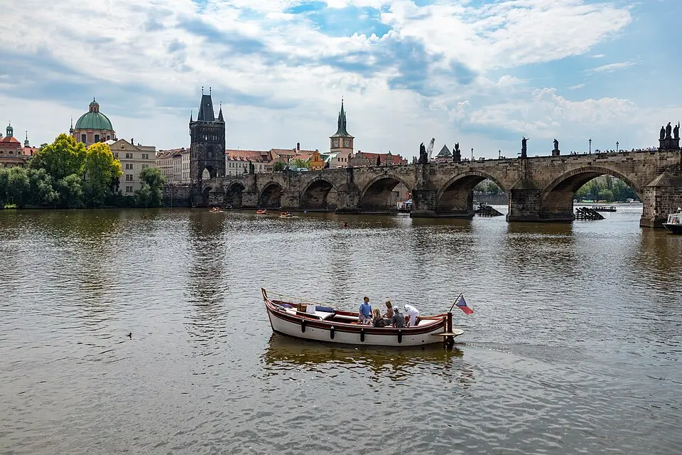 Landschaft und Sehenswürdigkeiten in Prag für Beste Reisezeit für eine Busreise Prag – Tipps zur Auswahl