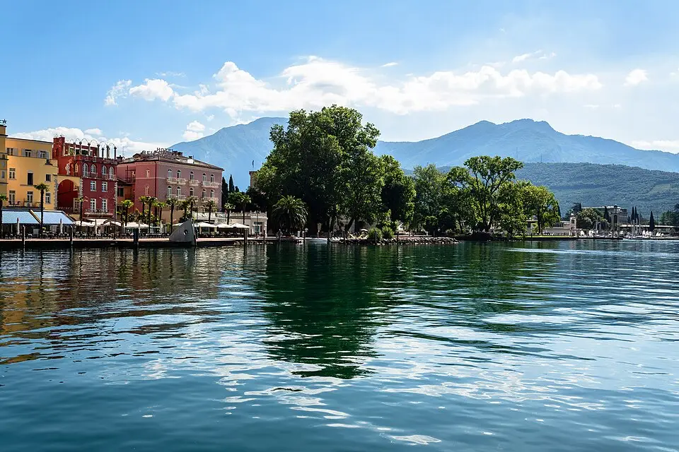 Authentischer Reisemoment in Gardasee – passend zu Busreise Gardasee mit Rollator – ehrlich eingeordnet