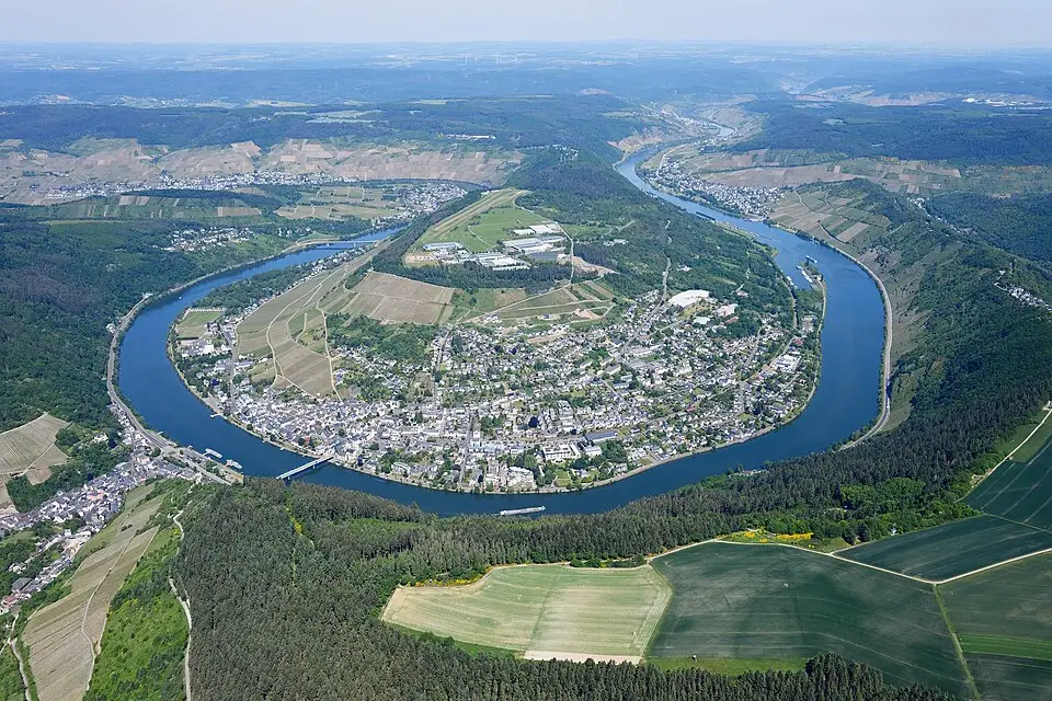 Stimmungsvolle Reiseansicht aus Mosel für Silvesterreise Mosel mit dem Bus – Reisecheck