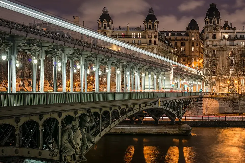 Authentischer Reisemoment in Paris – passend zu Beste Reisezeit für eine Busreise Paris – Dauer & Komfort