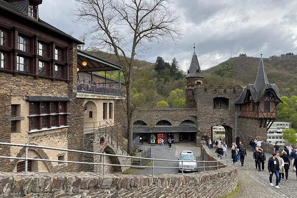 Authentischer Reisemoment in Mosel – passend zu Busreise Mosel mit Haustürabholung – Dauer & Komfort