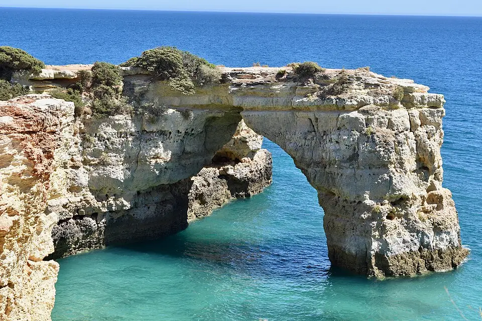 Stimmungsvolle Reiseansicht aus Algarve für Busreise Algarve für Alleinreisende – Reisecheck
