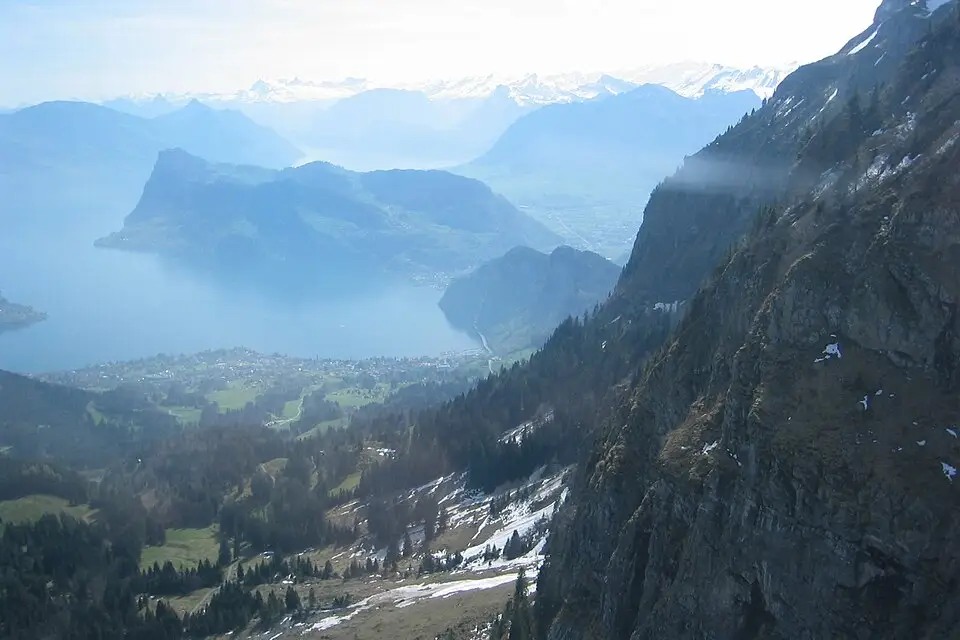 Stimmungsvolle Reiseansicht aus Vierwaldstättersee für Busreise Vierwaldstättersee für Alleinreisende – Reiseguide