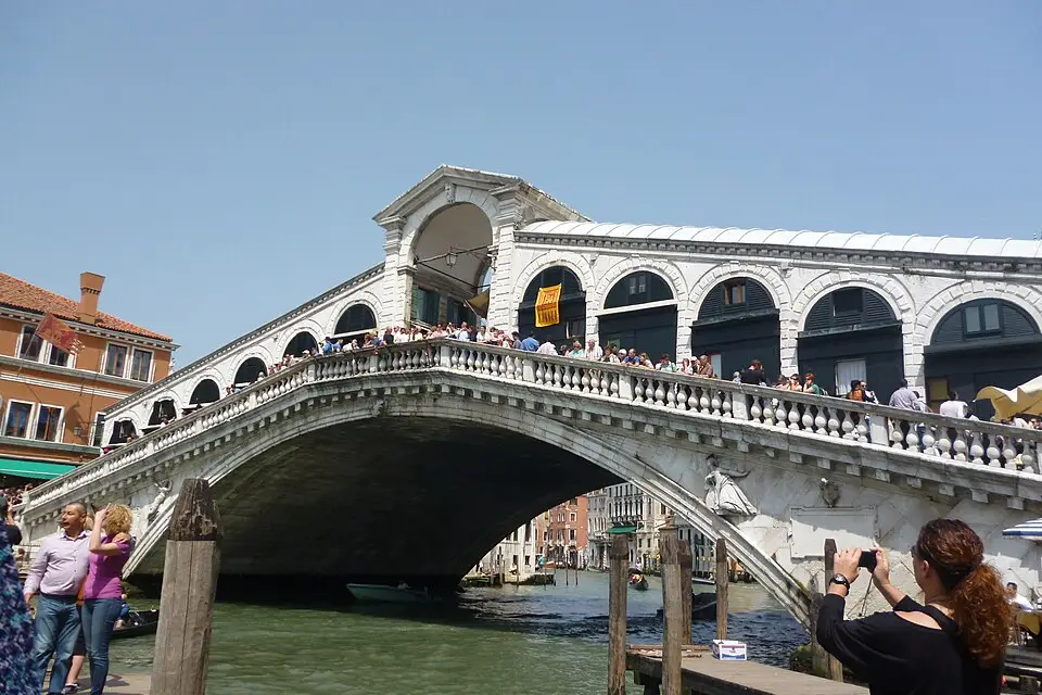 Stimmungsvolle Reiseansicht aus Venedig für Weihnachtsreise Venedig mit dem Bus – Dauer & Komfort