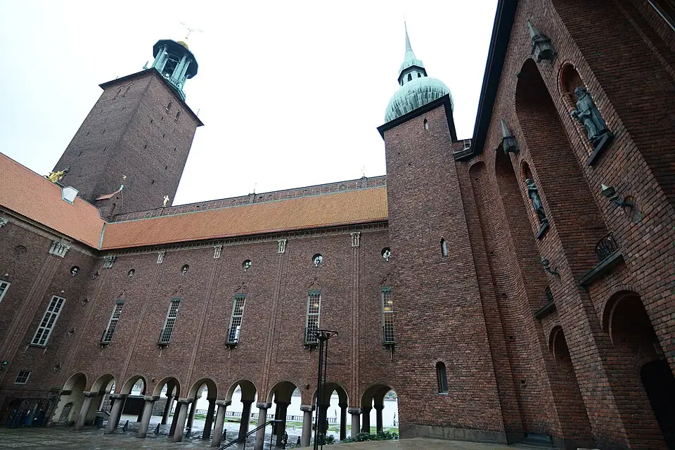 Stimmungsvolle Reiseansicht aus Stockholm für Busreise Stockholm mit Schifffahrt – Dauer & Komfort