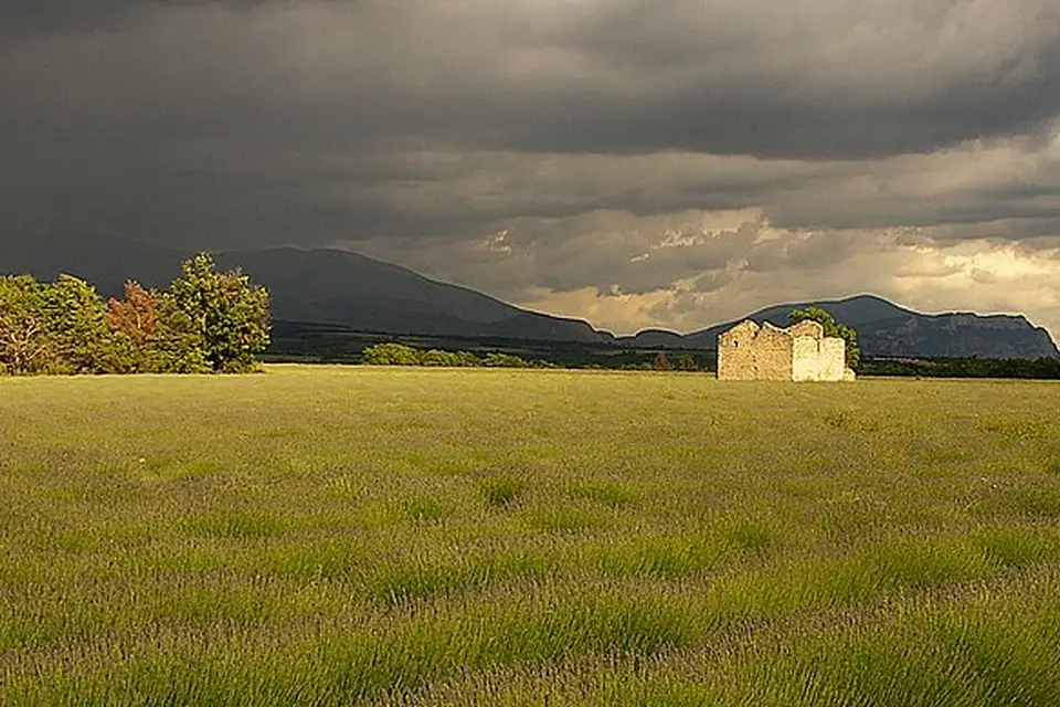 Stimmungsvolle Reiseansicht aus Provence für Weihnachtsreise Provence mit dem Bus – Dauer & Komfort