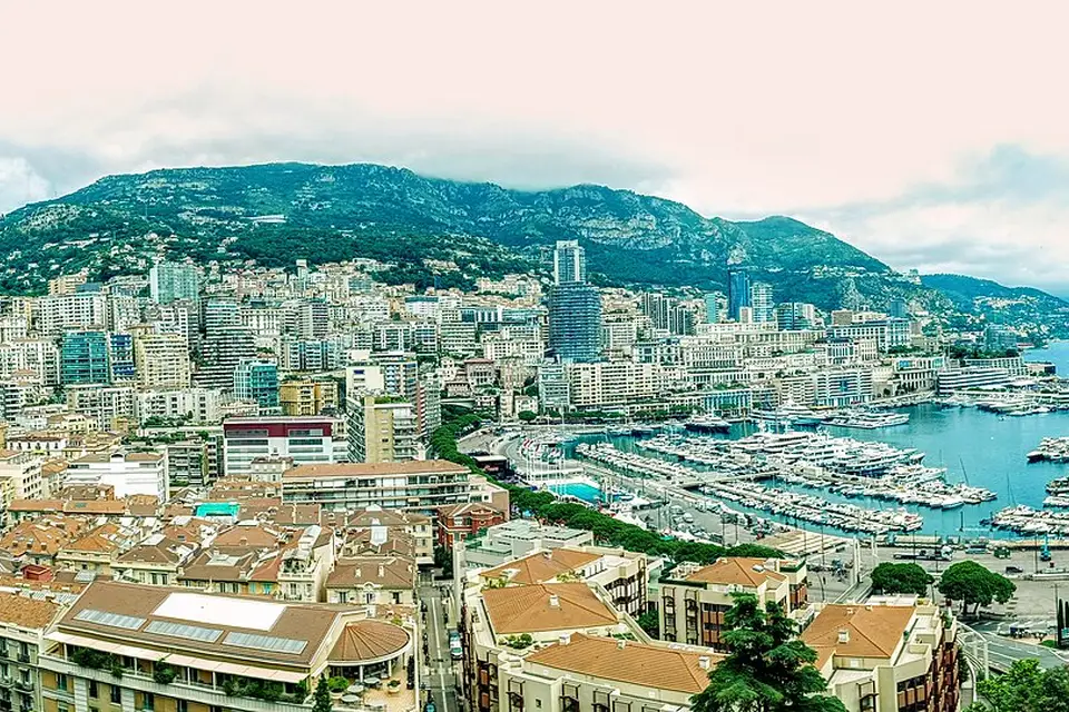 Stimmungsvolle Reiseansicht aus Côte d’Azur für Adventsreise Côte d’Azur mit dem Bus – Tipps zur Auswahl