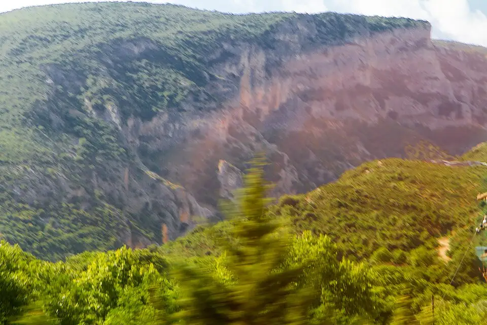 Authentischer Reisemoment in Athen – passend zu Busreise Athen im Herbst – Dauer & Komfort