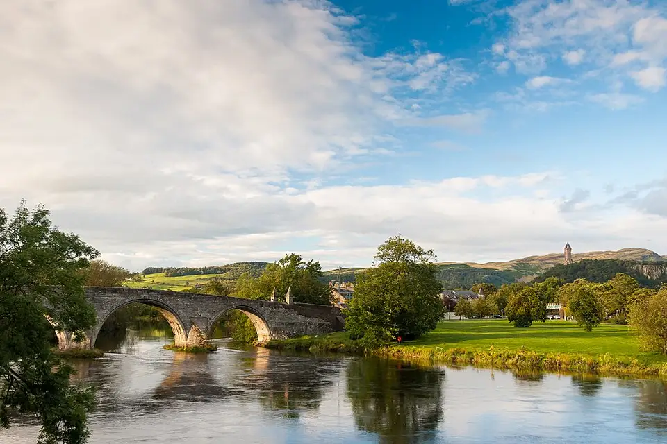 Stimmungsvolle Reiseansicht aus Schottland für Busreise Schottland im Frühling – Route & Leistungen