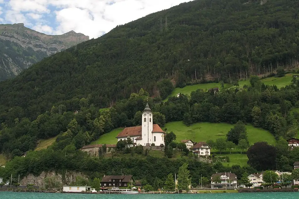 Stimmungsvolle Reiseansicht aus Vierwaldstättersee für Rundreise Vierwaldstättersee mit dem Bus – Route & Leistungen