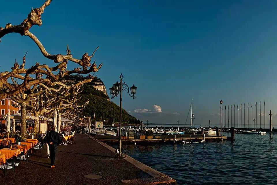 Authentischer Reisemoment in Gardasee – passend zu Busreise Gardasee ab München – Reiseguide