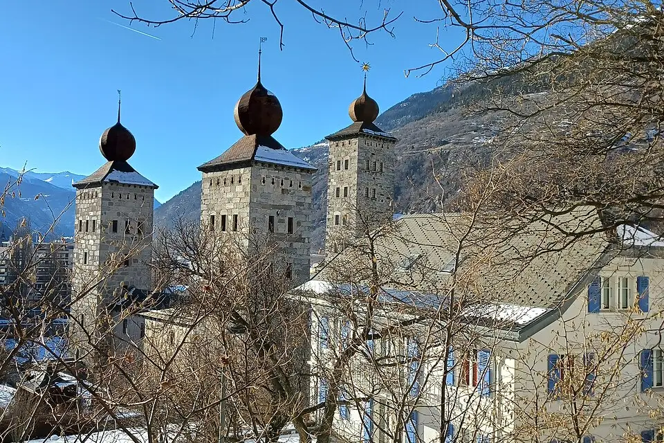 Stimmungsvolle Reiseansicht aus Wallis für Busreise Wallis mit Panoramabahn – Route & Leistungen