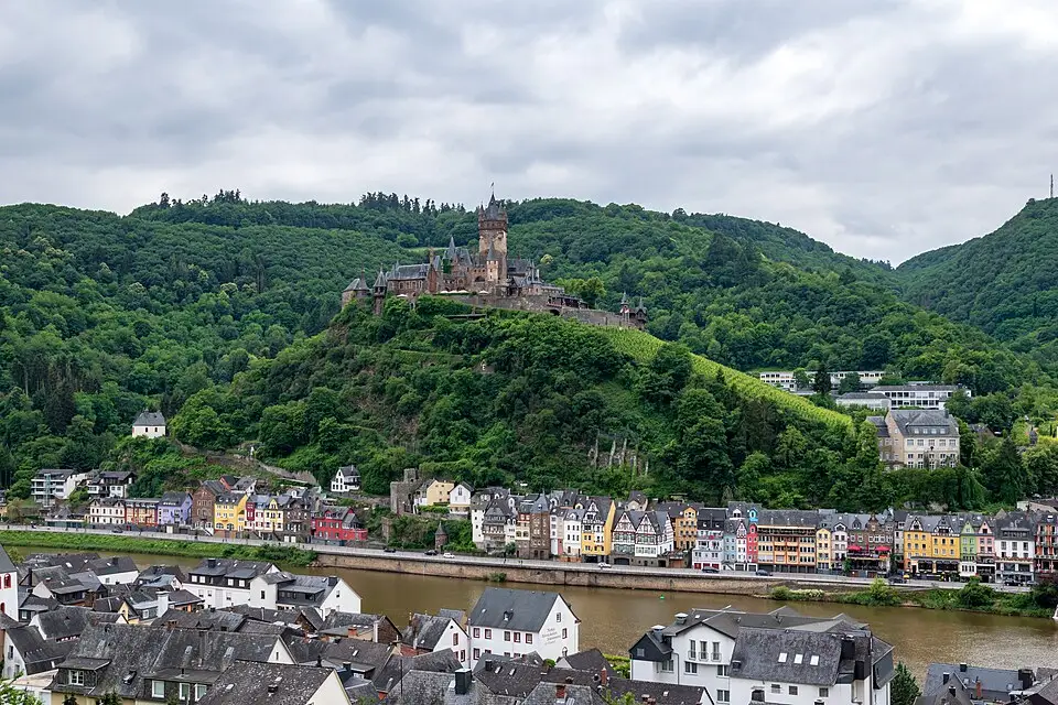 Stimmungsvolle Reiseansicht aus Mosel für Genussreise Mosel mit dem Bus – Reisecheck