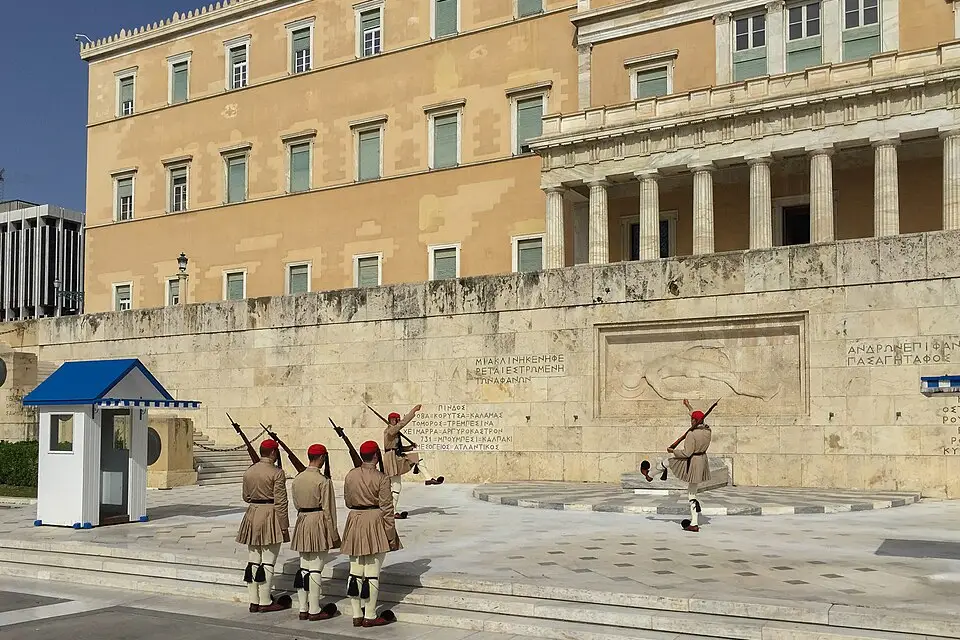 Stimmungsvolle Reiseansicht aus Athen für Gruppenreise Athen mit dem Bus – Tipps zur Auswahl