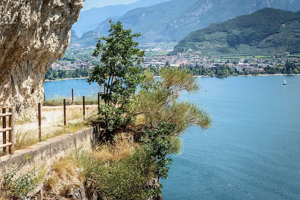 Landschaft und Sehenswürdigkeiten in Gardasee für Busreise Gardasee für Paare – ehrlich eingeordnet