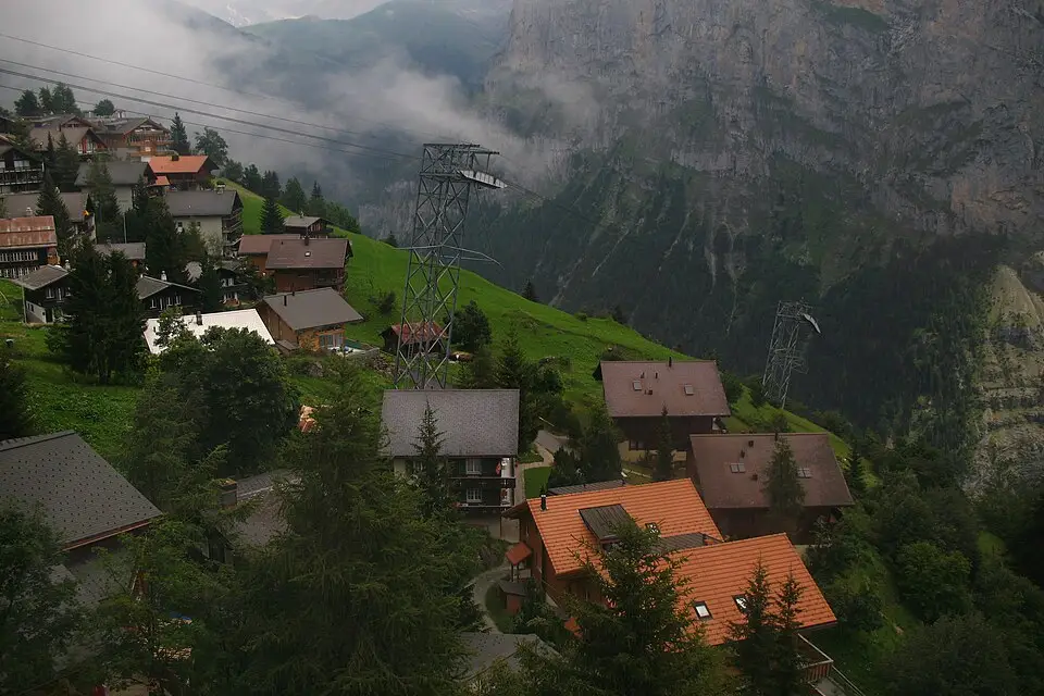 Stimmungsvolle Reiseansicht aus Berner Oberland für Busreise Berner Oberland mit Reiseleitung – ehrlich eingeordnet