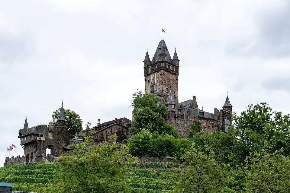 Stimmungsvolle Reiseansicht aus Mosel für Busreise Mosel – Route & Leistungen
