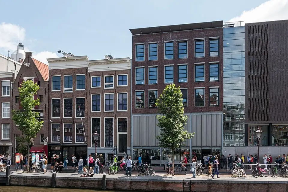 Stimmungsvolle Reiseansicht aus Amsterdam für Busreise Amsterdam für Paare – ehrlich eingeordnet