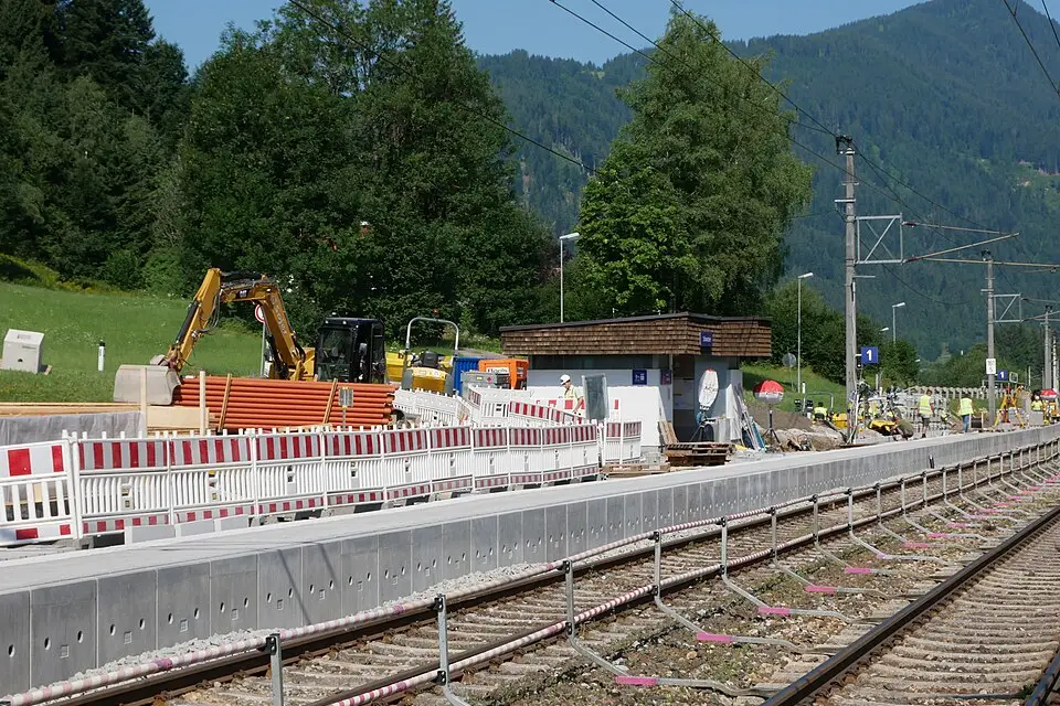 Stimmungsvolle Reiseansicht aus Tirol für Rundreise Tirol mit dem Bus – Tipps zur Auswahl