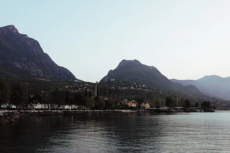 Stimmungsvolle Reiseansicht aus Gardasee für Busreise Gardasee für Familien – Reisecheck