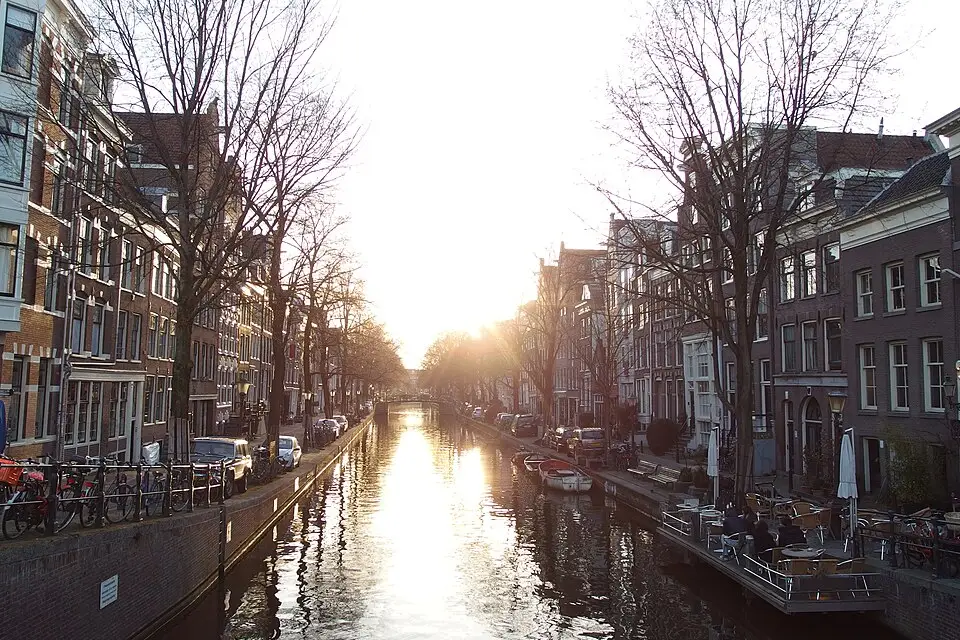 Stimmungsvolle Reiseansicht aus Amsterdam für Busreise Amsterdam mit viel Freizeit – Route & Leistungen