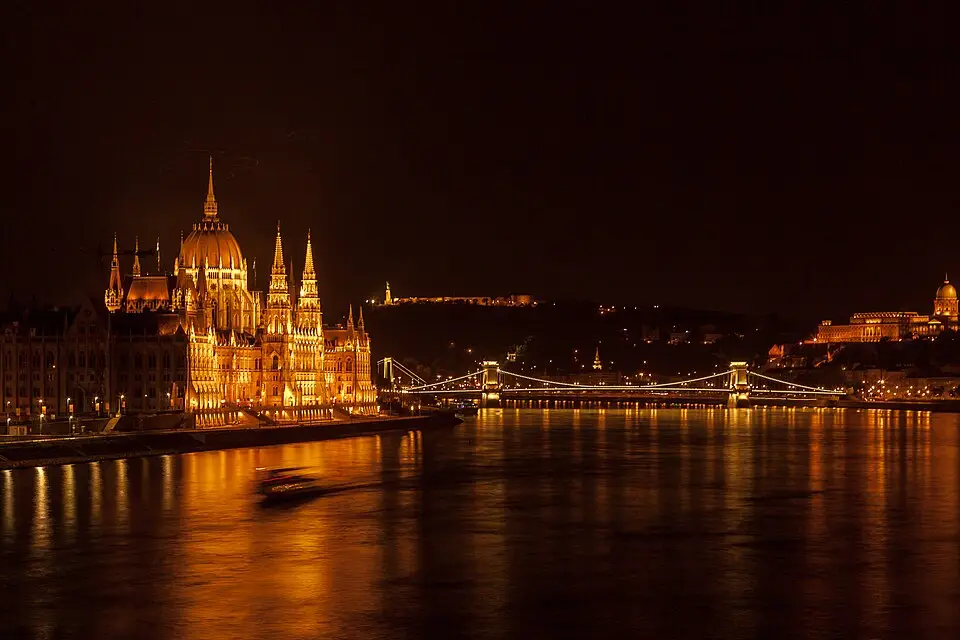 Landschaft und Sehenswürdigkeiten in Budapest für Beste Reisezeit für eine Busreise Budapest – Tipps zur Auswahl