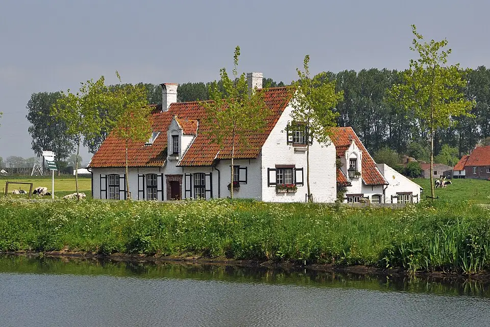 Stimmungsvolle Reiseansicht aus Flandern für Wellnessreise Flandern mit dem Bus – Route & Leistungen