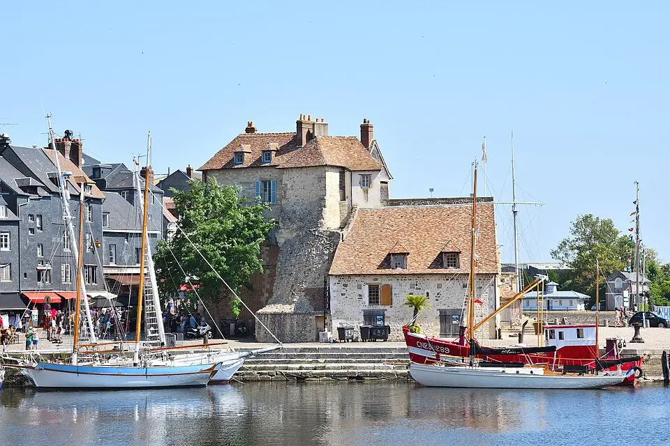 Stimmungsvolle Reiseansicht aus Normandie für Wellnessreise Normandie mit dem Bus – Reisecheck