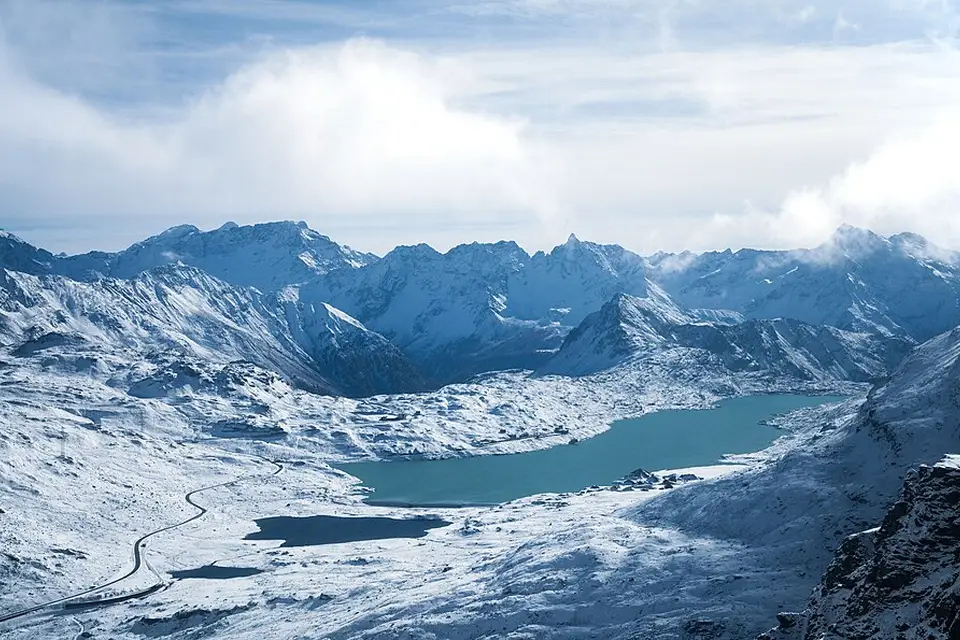Stimmungsvolle Reiseansicht aus Engadin für Busreise Engadin übers Wochenende – Reiseguide
