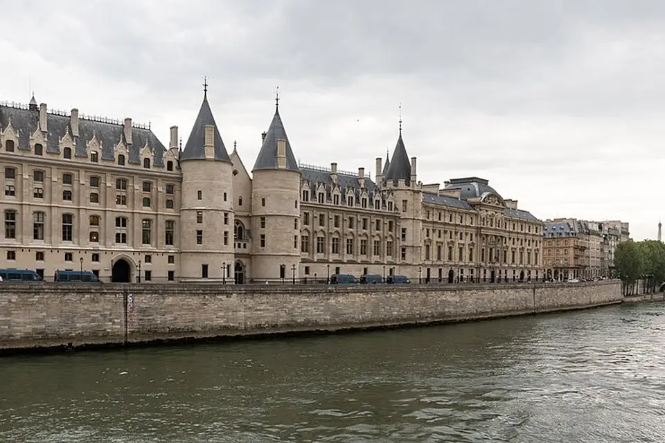 Stimmungsvolle Reiseansicht aus Paris für Naturreise Paris mit dem Bus – Route & Leistungen