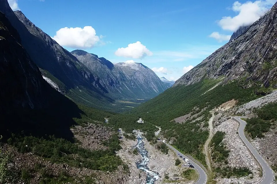 Stimmungsvolle Reiseansicht aus Norwegische Fjorde für Panoramareise Norwegische Fjorde mit dem Bus – Reisecheck
