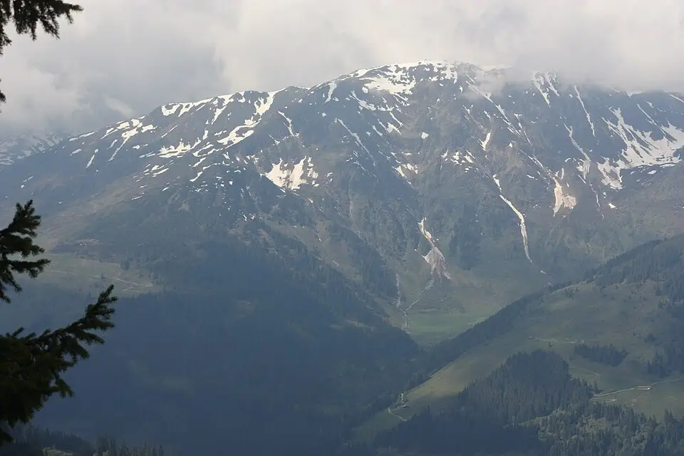 Stimmungsvolle Reiseansicht aus Tirol für Busreise Tirol mit Panoramabahn – Reiseguide