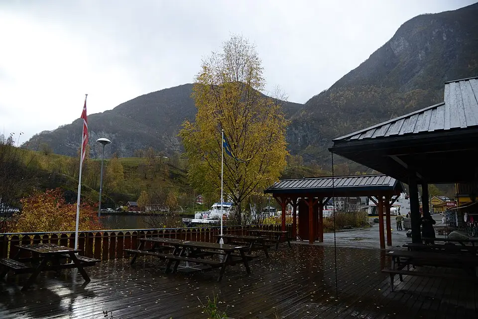 Stimmungsvolle Reiseansicht aus Norwegische Fjorde für Singlereise Norwegische Fjorde mit dem Bus – Route & Leistungen