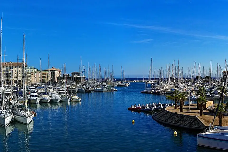 Stimmungsvolle Reiseansicht aus Côte d’Azur für Busreise Côte d’Azur ab Stuttgart – ehrlich eingeordnet