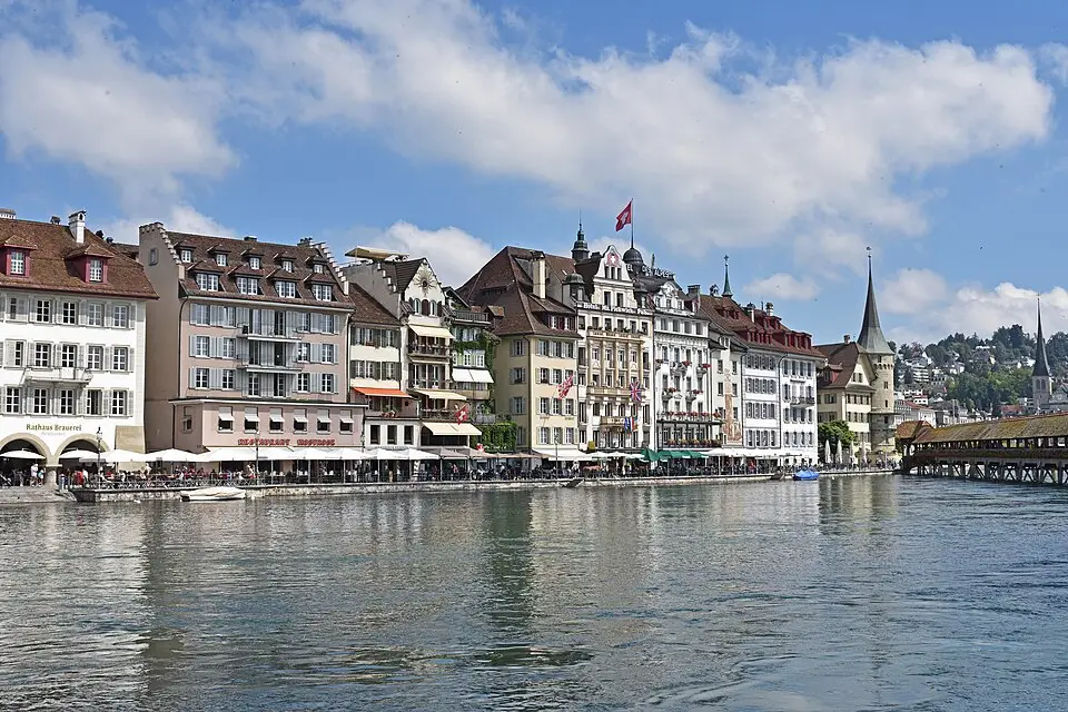 Stimmungsvolle Reiseansicht aus Vierwaldstättersee für Naturreise Vierwaldstättersee mit dem Bus – Reiseguide