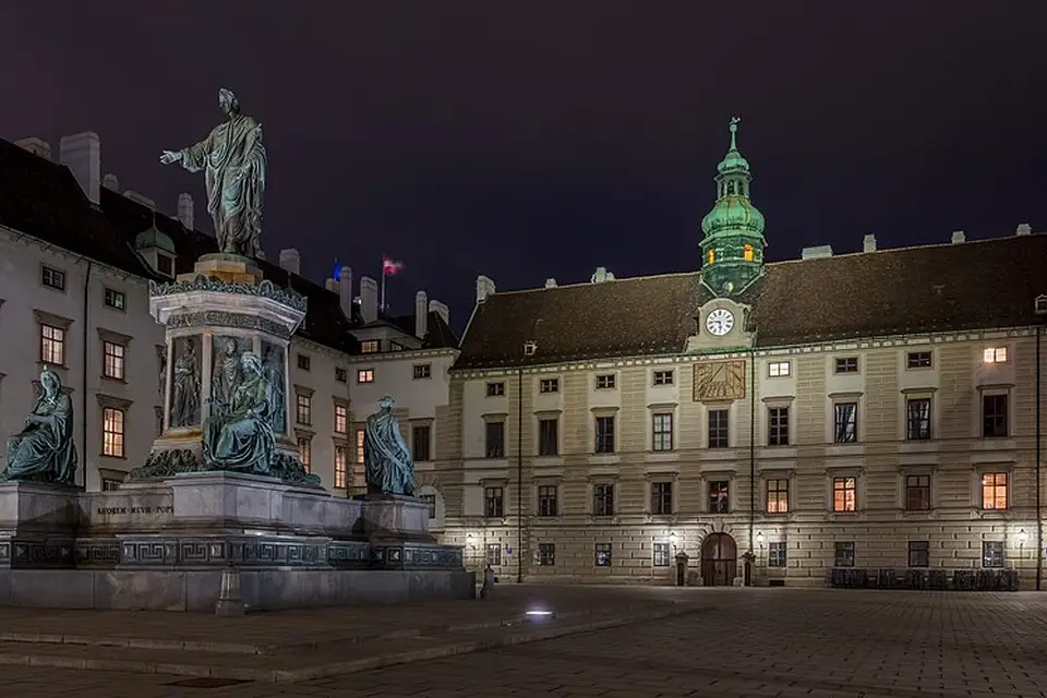 Authentischer Reisemoment in Wien – passend zu Busreise Wien Angebote vergleichen – Reisecheck
