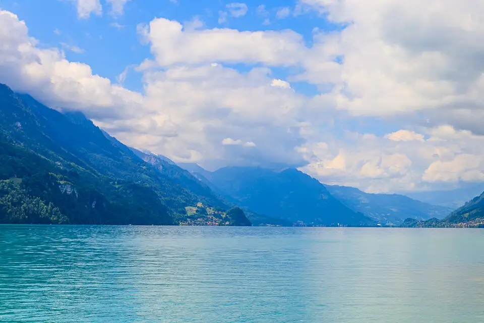 Stimmungsvolle Reiseansicht aus Berner Oberland für Busreise Berner Oberland mit Schifffahrt – Reisecheck