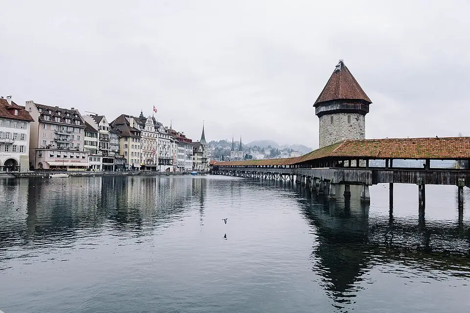 Stimmungsvolle Reiseansicht aus Vierwaldstättersee für Busreise Vierwaldstättersee mit Panoramabahn – Reisecheck