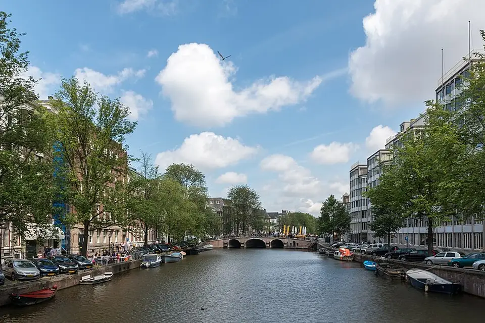 Authentischer Reisemoment in Amsterdam – passend zu Busreise Amsterdam Angebote vergleichen – ehrlich eingeordnet