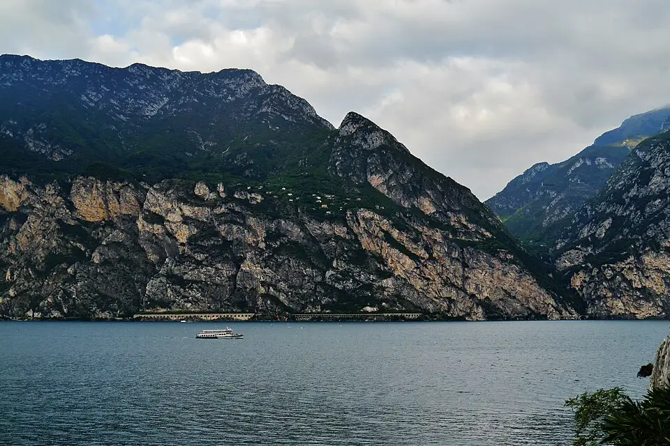 Landschaft und Sehenswürdigkeiten in Gardasee für Busreise Gardasee für Senioren – Route & Leistungen
