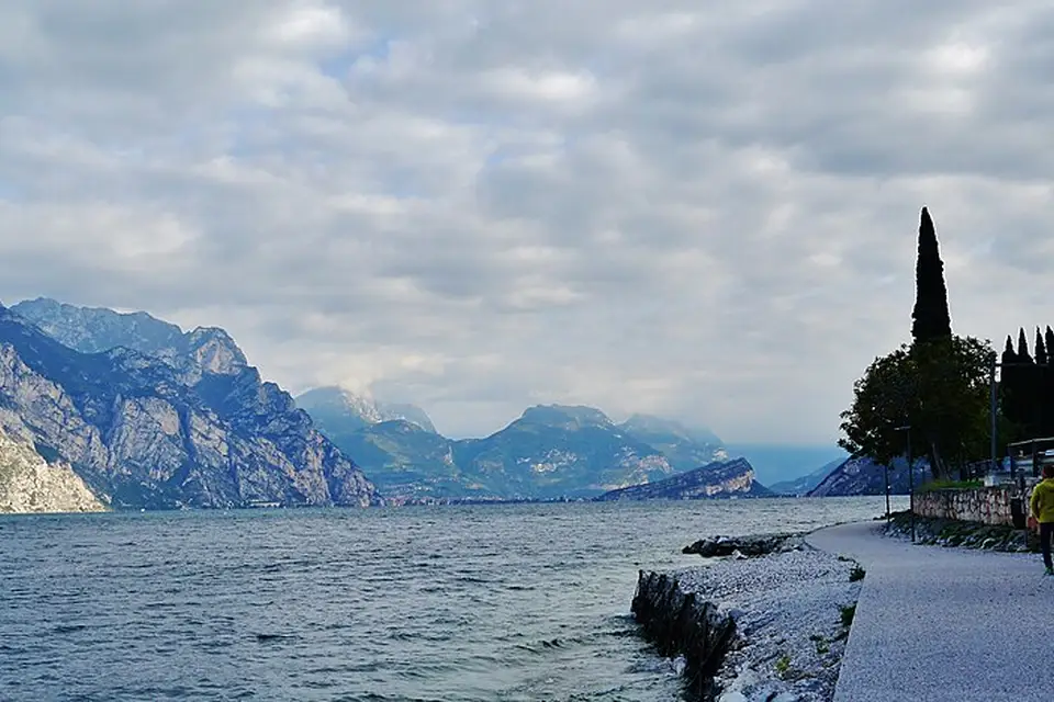 Stimmungsvolle Reiseansicht aus Gardasee für Singlereise Gardasee mit dem Bus – ehrlich eingeordnet