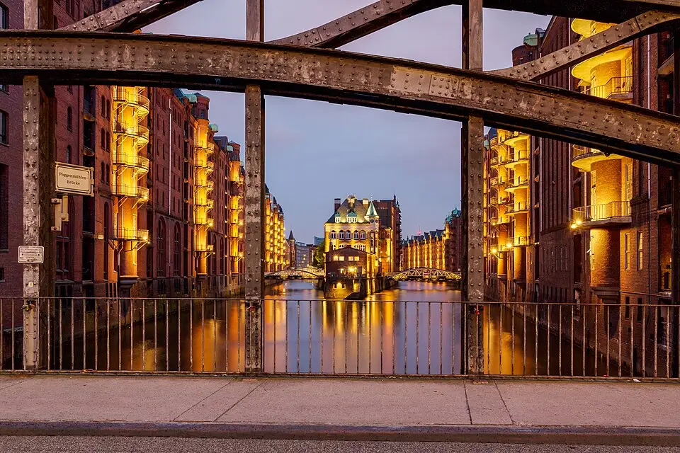 Stimmungsvolle Reiseansicht aus Hamburg für Beste Reisezeit für eine Busreise Hamburg – Dauer & Komfort