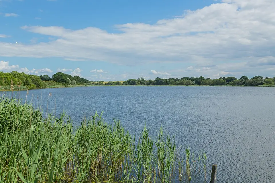 Stimmungsvolle Reiseansicht aus Mecklenburgischen Seenplatte für Busreise Mecklenburgische Seenplatte – Tipps zur Auswahl