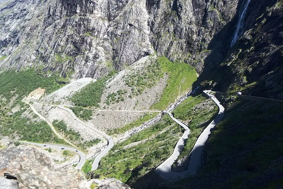 Stimmungsvolle Reiseansicht aus Norwegische Fjorde für Busreise Norwegische Fjorde mit Reiseleitung – Tipps zur Auswahl